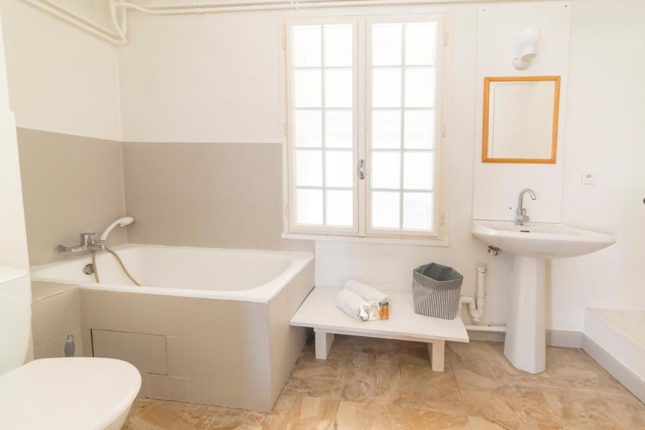 Appartement De Charme - Vue Sur Remparts - Wifi Gratuit - Parking Payant A Proximite Avignon Exteriér fotografie